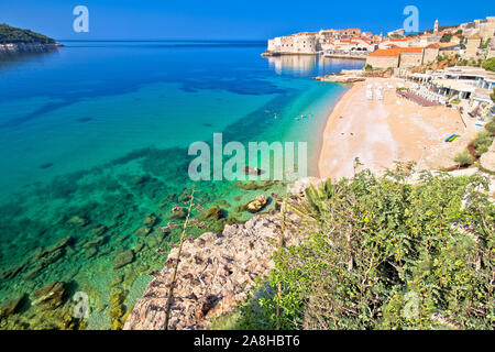 Dubrovnik. La plage de Banje et murs historiques de Dubrovnik vue, célèbre destination dans la région de Croatie Dalmatie Banque D'Images