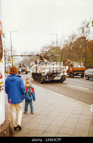 Michael Scott/Alamy Live News - Berlin, Allemagne, avril 1990 - chars de l'armée britannique à travers l'ouest de Berlin en avril 1990, quelques mois après la chute du Mur de Berlin en 1989. Banque D'Images