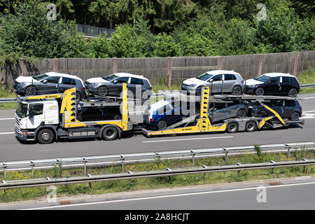 Altmann porte-véhicules Scania camion chargé de nouvelle Volkswagen Golf sur autoroute. Banque D'Images