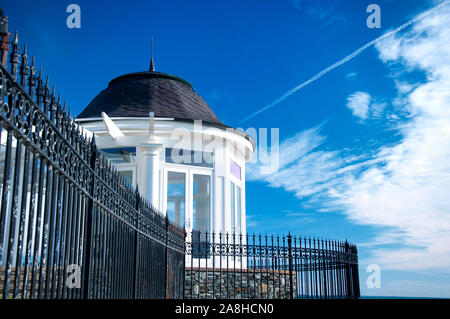 Un gazebo blanc sur la falaise à pied à Newport Rhode island sur un ciel bleu ensoleillé jour. Banque D'Images