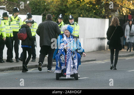 Stamford Bridge Londres, Royaume-Uni. 9 novembre 2019. Un ventilateur Chelsea âgées portant des foulards match scooter tours à Stamford Bridge en avant de l'English Premier League match entre Chelsea FC et Crystal Palace. amer ghazzal /Alamy live News Banque D'Images