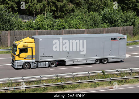 Cartrans MAN TGX chariot porte-véhicules sur autoroute. Banque D'Images