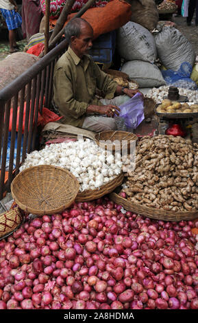 Commerçant de rue vendent des légumes en plein air l'Inde Kolkata Banque D'Images