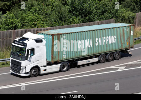 Camion Volvo FH avec China Shipping Container sur autoroute. Banque D'Images