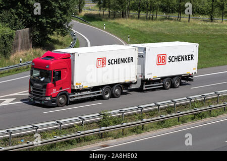 Scania STD combinaison chariot avec DB Schenker organes swop sur autoroute. Banque D'Images