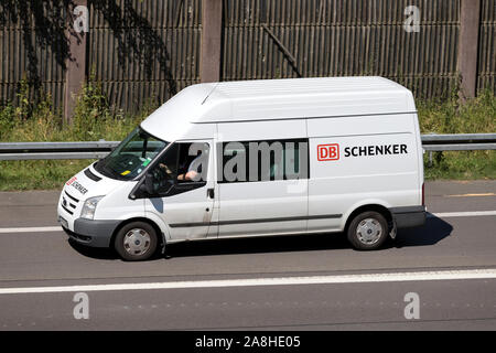 DB Schenker Ford Transit van sur l'autoroute. Banque D'Images