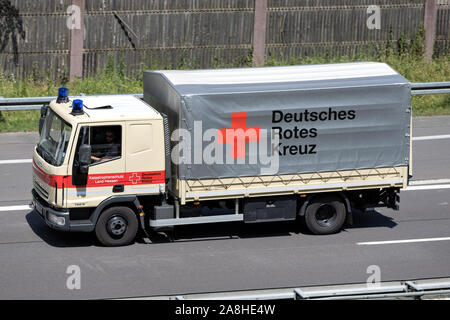 Croix-rouge allemande 1966 camion sur autoroute. La Croix Rouge allemande, ou la DRK, est la Société nationale de la Croix-Rouge en Allemagne. Banque D'Images