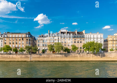 Paris, vue sur l'ile saint-louis et le quai d'Orléans, beaux bâtiments et quais en été Banque D'Images