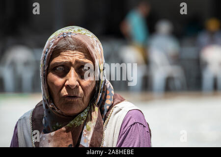 Un triste à la vieille dame avec des yeux verts perçants vivant un semi nomadisme dans un village en Turquie Banque D'Images