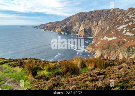 Les falaises de Slieve League sont parmi les plus hautes falaises maritimes d'Europe rising 1972 pieds au-dessus de l'océan Atlantique - comté de Donegal, Irlande. Banque D'Images