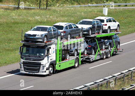 Europol FM Volvo camion porte-véhicules sur autoroute. Banque D'Images