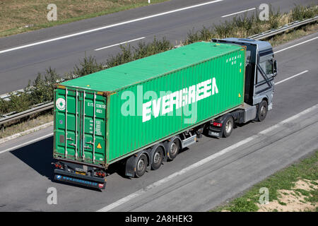 Camion DAF Starmans Evergreen avec récipient sur autoroute. Banque D'Images