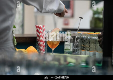 Un Pimms est préparé dans un bar avec des pailles en papier Banque D'Images