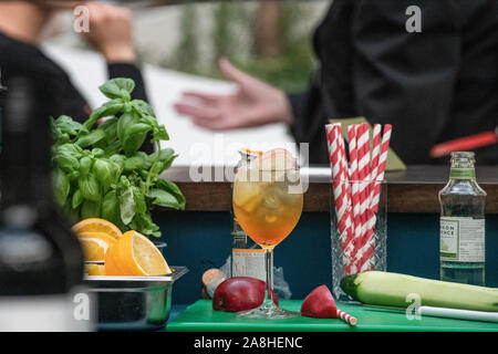 Un Pimms est préparé dans un bar avec des pailles en papier Banque D'Images