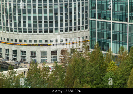 Tour de Grenfell news sur Thomson Reuters building à Canary Wharf Banque D'Images