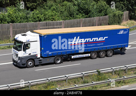 Hammer Mercedes-Benz Actros camion avec remorque curtainside sur autoroute. Banque D'Images