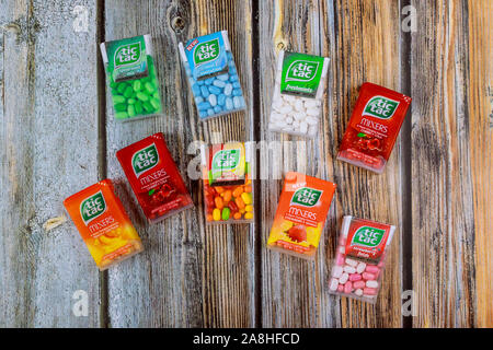 New York NY NOV 08 2019 : Variété de Tic Tac sur le client peut acheter dans les boîtes à la menthe de paquets sur fond sombre Banque D'Images