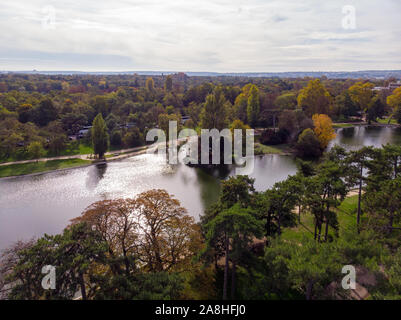 Vue aérienne au-dessus du parc avec étang et forêt autour. Boulogne, Paris, France Banque D'Images