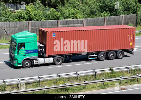 Jost Group DAF XF camion avec Florens récipient sur autoroute. Banque D'Images