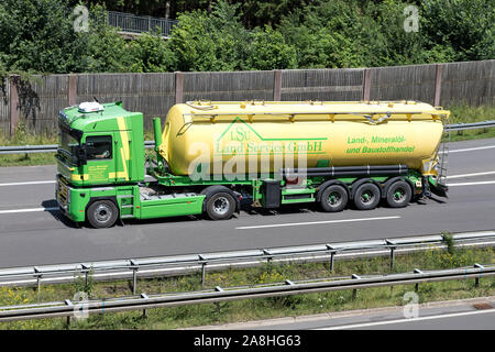 LSU Renault Magnum camion avec remorque silo sur autoroute. Banque D'Images