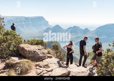 Les touristes non identifiés à la vue des Trois Rondavels le Blyde River Canyon. Le barrage Blyderivierspoort est visible Banque D'Images