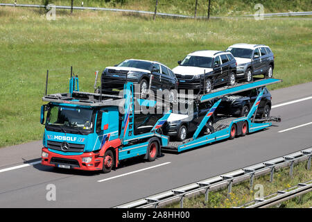 Mosolf Mercedes-Benz Actros camion porte-véhicules sur autoroute. Banque D'Images