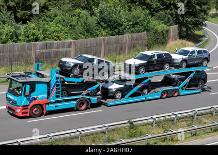 Mosolf Mercedes-Benz Actros camion porte-véhicules sur autoroute. Banque D'Images