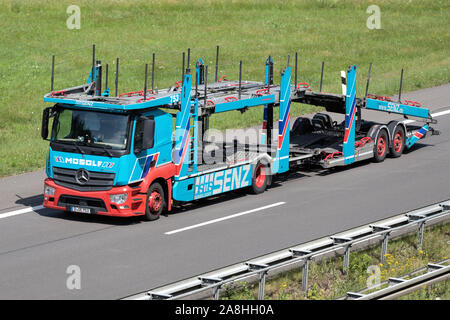 Mosolf Mercedes-Benz Actros camion porte-véhicules sur autoroute. Banque D'Images