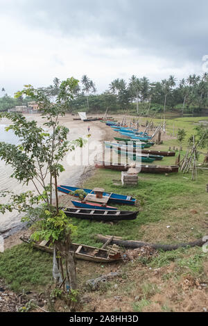 Sao Tomé, dugouts sur la plage dans le village de pêcheurs Banque D'Images