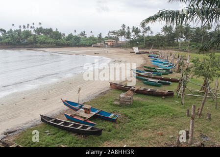 Sao Tomé, dugouts sur la plage dans le village de pêcheurs Banque D'Images