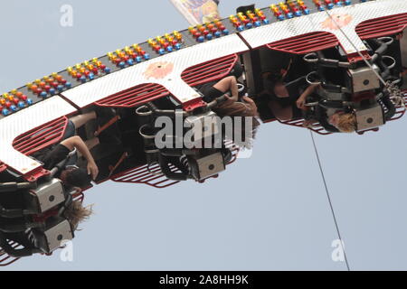 Équitation à l'envers sur un roller coaster Banque D'Images