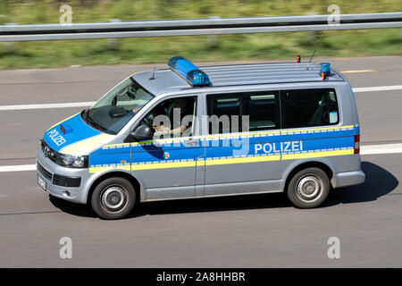 Rhénanie du Nord-Westphalie state police Volkswagen Bus sur autoroute. Banque D'Images