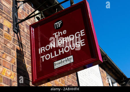 Le monde célèbre Ironbridge Toll House situé au bord de la rivière Severn près de Telford, Shropshire, la destination touristique au Royaume-Uni pour les familles et les écoles Banque D'Images