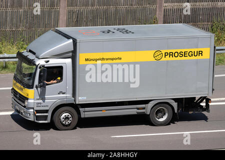 Mercedes-Benz Atego Prosegur transporteur de monnaie sur autoroute. Banque D'Images