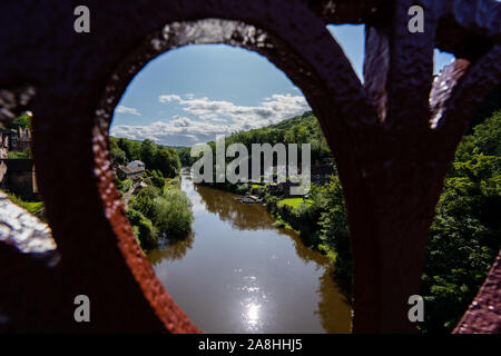 Vues de l'étonnant pont de fer, Ironbridge à Telford Shropshire, célèbre monument industriel, Banque D'Images