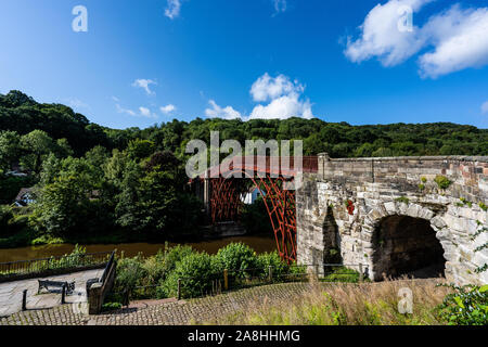 Vues de l'étonnant pont de fer, Ironbridge à Telford Shropshire, célèbre monument industriel, Banque D'Images