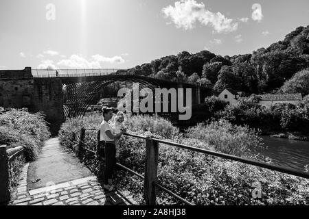 Vues de l'étonnant pont de fer, Ironbridge à Telford Shropshire, célèbre monument industriel, Banque D'Images