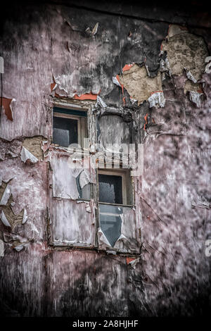 Une fenêtre sur un vieux bâtiment abandonné Banque D'Images
