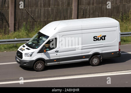Ford Transit de Sixt sur autoroute. Sixt SE est une compagnie de location de voiture multinationale européenne avec environ 4 000 emplacements dans plus de 100 pays. Banque D'Images