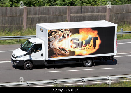 Iveco Daily de Sixt sur autoroute. Sixt SE est une compagnie de location de voiture multinationale européenne avec environ 4 000 emplacements dans plus de 100 pays. Banque D'Images
