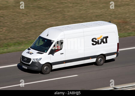 1977 Mercedes-Benz de Sixt sur autoroute. Sixt SE est une compagnie de location de voiture multinationale européenne avec environ 4 000 emplacements dans plus de 100 pays. Banque D'Images