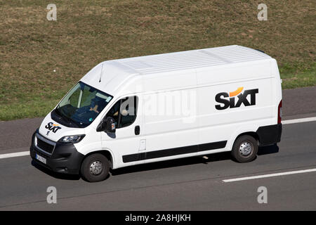 Peugeot Boxer de Sixt sur autoroute. Sixt SE est une compagnie de location de voiture multinationale européenne avec environ 4 000 emplacements dans plus de 100 pays. Banque D'Images