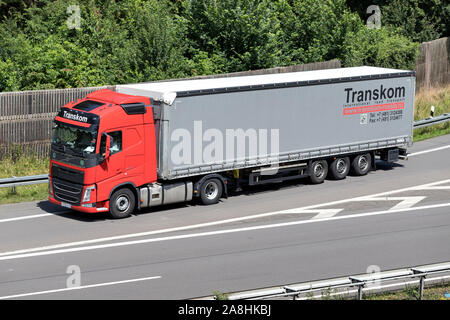 Volvo FH Transkom camion avec remorque curtainside sur autoroute. Banque D'Images