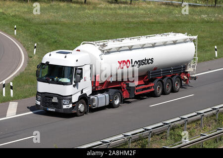 XPO Logistics Renaulttruck avec remorque silo sur autoroute. Banque D'Images