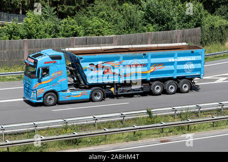 Zdemar Volvo FH camion avec remorque en vrac sur l'autoroute. Banque D'Images