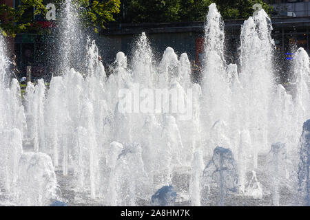 L'écoulement des eaux pluviales sur fontaine dans les jardins de Piccadilly, centre-ville, Manchester, Greater Manchester, Angleterre, Royaume-Uni Banque D'Images