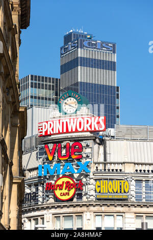 Horloge publicitaire et les enseignes lumineuses, Exchange Square, Manchester, Greater Manchester, Angleterre, Royaume-Uni Banque D'Images