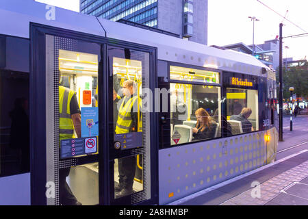 Manchester Metrolink train au crépuscule, les jardins de Piccadilly, Manchester, Greater Manchester, Angleterre, Royaume-Uni Banque D'Images