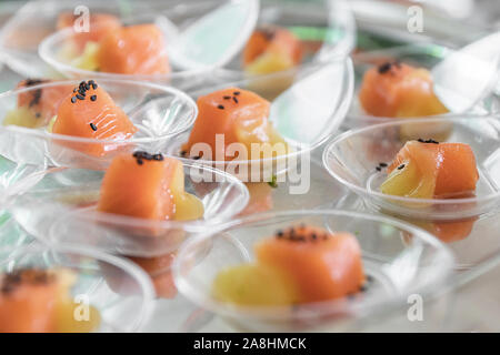 Verres transparents avec le saumon sur la plaque d'argent. Entrées buffet préparé pour un événement, une fête ou un mariage. Banque D'Images