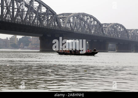 Pont sur la rivière, Vivekananda Setu, Kolkata Banque D'Images